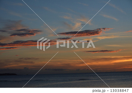 沖縄の空・夕焼け小焼け(瀬底島/沖縄県国頭郡本部町) 沖縄の空・夕焼け小焼け(瀬底島/沖縄県国頭郡本部町) 13038847