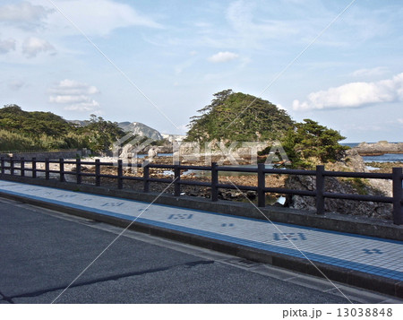 海岸沿いの道路（式根島／東京都新島村式根島） 13038848