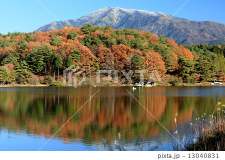 紅葉と恵那山初冠雪 13040831