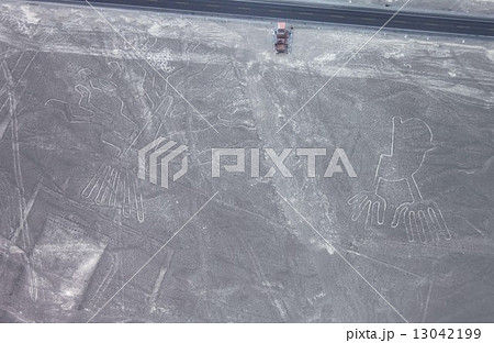 南米ペルーの世界遺産、ナスカの地上絵の空撮 南米ペルーの世界遺産、ナスカの地上絵の空撮 13042199
