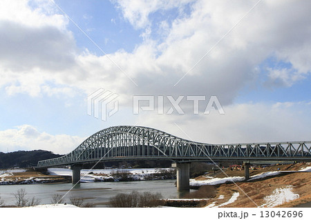 岩手県一関市北上川に架かる北上大橋 13042696