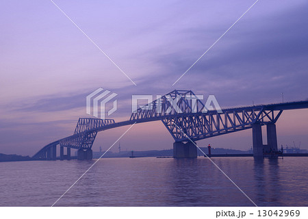 夕暮れ時の東京ゲートブリッジ 13042969