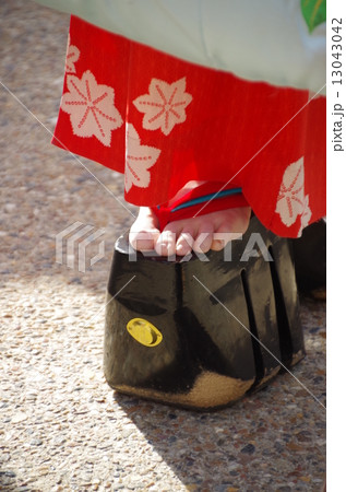花魁道中の女性の足のアップ 13043042