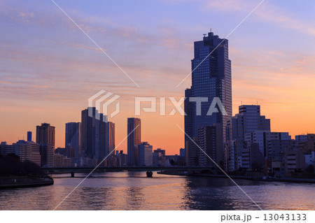 東京　夕暮れ時の高層ビル群 13043133
