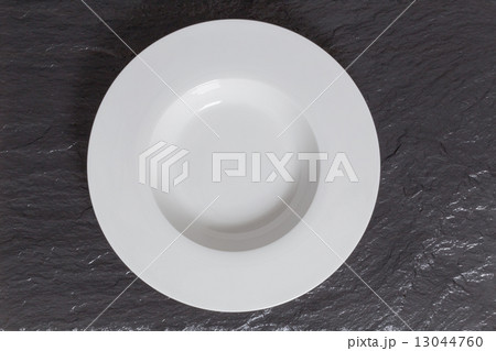 Empty deep dish on a slate in bird's eye view 13044760