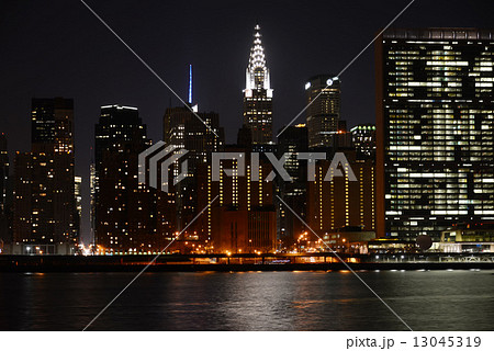 ロングアイランドシティーから見たマンハッタンの夜景 13045319