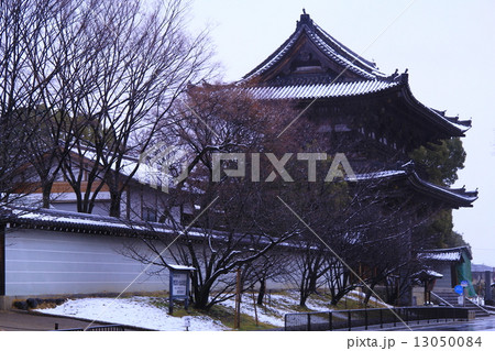 仁和寺(京都)二王門に積もる雪 仁和寺(京都)二王門に積もる雪 13050084
