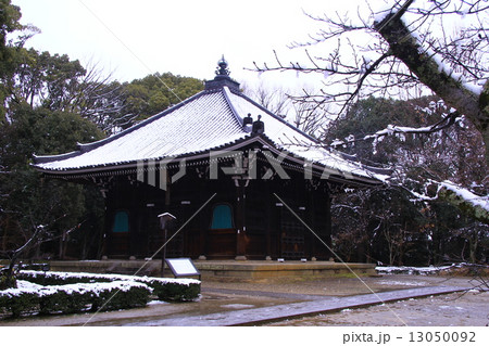 仁和寺(京都)経蔵に積もる雪 仁和寺(京都)経蔵に積もる雪 13050092