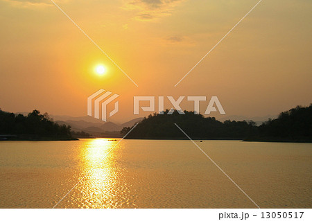 Setset over the Kaeng Krachan Dam, Thailand Setset over the Kaeng Krachan Dam, Thailand 13050517