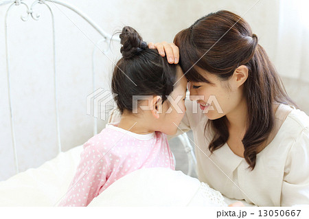 病気になった子供を看病するお母さん 13050667