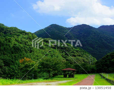 田舎道の東屋 田舎道の東屋 13051450