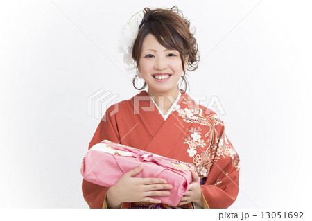 成人式で晴れ着を着た可愛い女の子 成人式で晴れ着を着た可愛い女の子 13051692