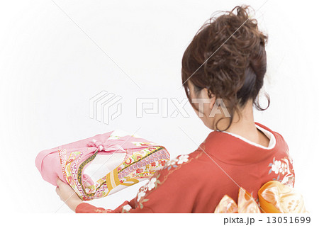 成人式で晴れ着を着た可愛い女の子 13051699