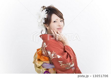 成人式で晴れ着を着た可愛い女の子 13051706