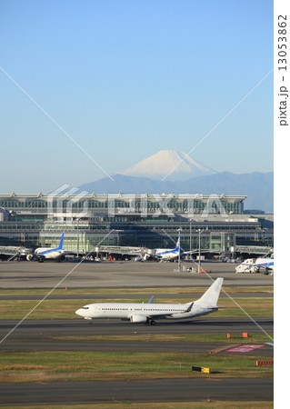 富士山をバックに離陸する旅客機 13053862