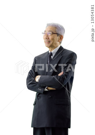白バックのスーツ姿のロマンスグレーの男性ビジネスマン 13054381