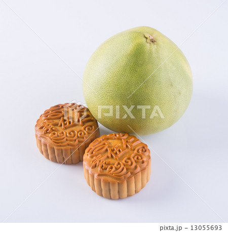 Mooncake and Pummelo. mooncake & Fresh Pummelo on background Mooncake and Pummelo. mooncake & Fresh Pummelo on background 13055693