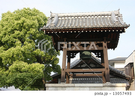 京都壬生寺の鐘つき堂の写真素材