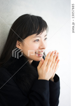 手を暖める女性の写真素材