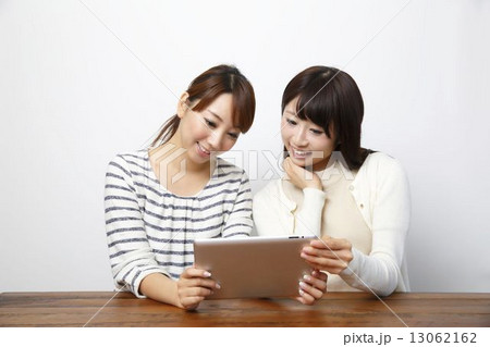 タブレットpcを使う女子2人 タブレットpcを使う女子2人 13062162