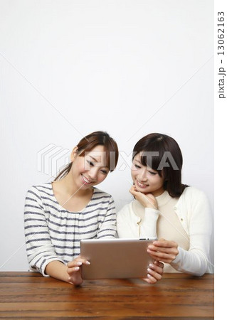 タブレットpcを使う女子2人 タブレットpcを使う女子2人 13062163