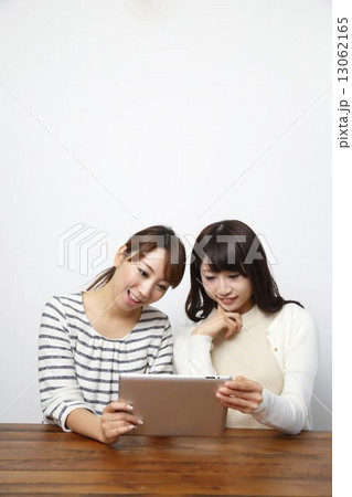 タブレットpcを使う女子2人 タブレットpcを使う女子2人 13062165