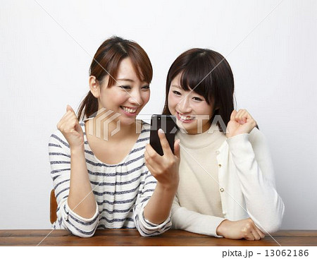 スマホを使う女性2人 スマホを使う女性2人 13062186