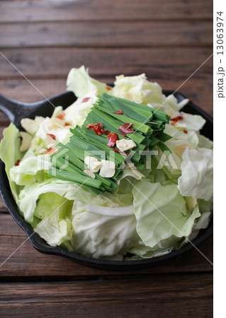 スキレットで作る火を通す前の一人用のもつ鍋 13063974