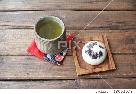 温かい緑茶と餡子たっぷり田舎饅頭 13063978
