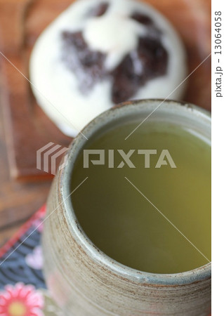 温かい緑茶と餡子たっぷり田舎饅頭 温かい緑茶と餡子たっぷり田舎饅頭 13064058