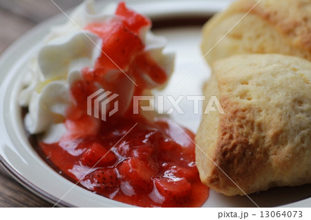 生クリームと自家製イチゴソースを添えた手作りのスコーン 生クリームと自家製イチゴソースを添えた手作りのスコーン 13064073