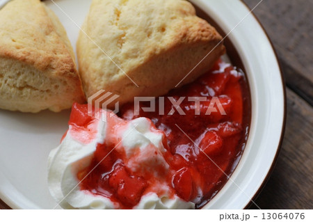 生クリームと自家製イチゴソースを添えた手作りのスコーン 13064076