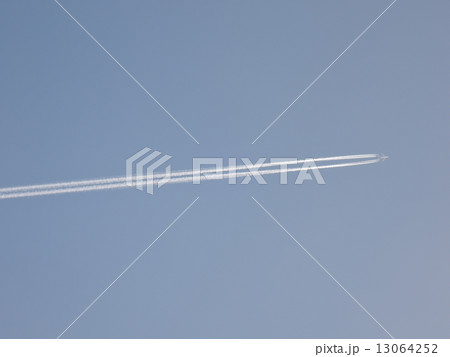 飛行機と飛行機雲 飛行機と飛行機雲 13064252