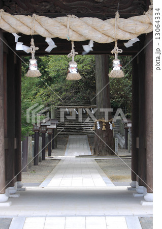 石鎚神社本社(口之宮)の神門(楼門)から参道を見る 石鎚神社本社(口之宮)の神門(楼門)から参道を見る 13064334