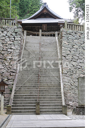 石鎚神社本社（口之宮）の「祖靈殿」と鉄鎖の石段 13064335