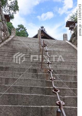 石鎚神社本社（口之宮）の「祖靈殿」と鉄鎖の石段 13064343