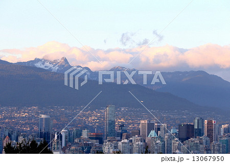 夕焼けのライオンズマウンテンとバンクーバーダウンタウン-Grouse Mountain & Vancouver Downtown in Sunset 13067950