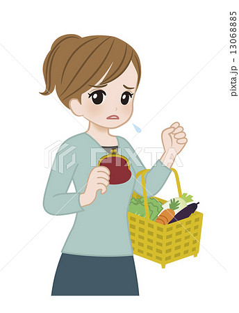 主婦 買い物中(困り顔で財布を持つ) 主婦 買い物中(困り顔で財布を持つ) 13068885