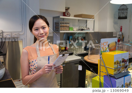 Waitress taking orders 13069049