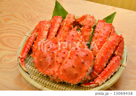 注意）脚（足）折れ（外側の両足（2本）先端が関節でおれています）、解氷が若干付着しています。ロシア産、北海道発送のタラバガニ。 13069438
