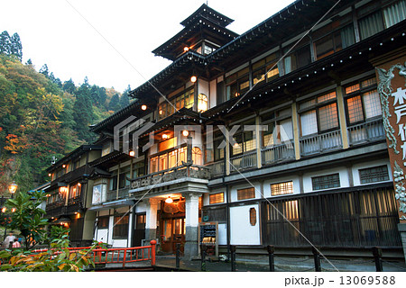 夕暮れの銀山温泉 13069588