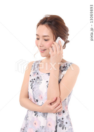 スマホで電話する若い女性 13069893