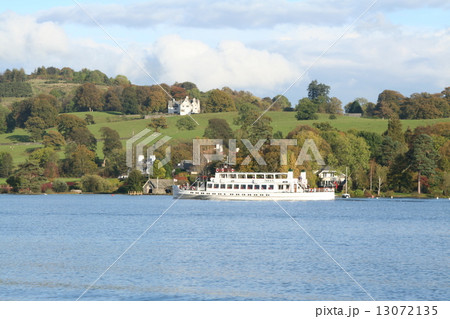 イギリス湖水地方　ウインダミア湖を行く遊覧船 13072135