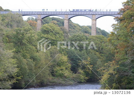 世界遺産ポントカサルテ水道橋を行く船　イギリス 13072136