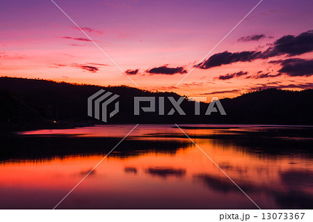 沖縄 やんばる塩屋の夕日 沖縄 やんばる塩屋の夕日 13073367