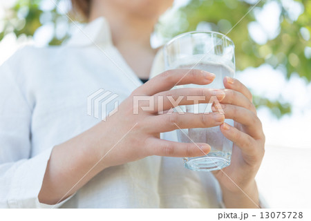 水を飲む女性 水を飲む女性 13075728
