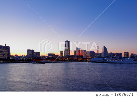 夕焼けのよこはまみなとみらいと富士山 夕焼けのよこはまみなとみらいと富士山 13076671