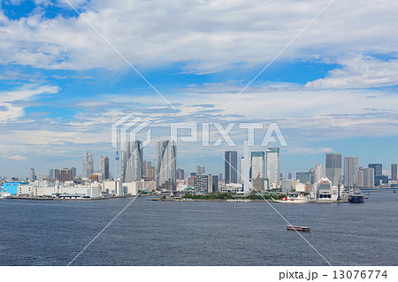 青空が広がる東京湾と高層ビル群 13076774
