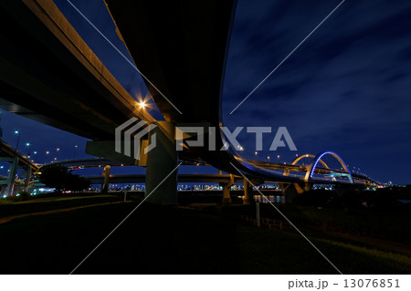 江北ジャンクションとライトアップの五色桜大橋 13076851