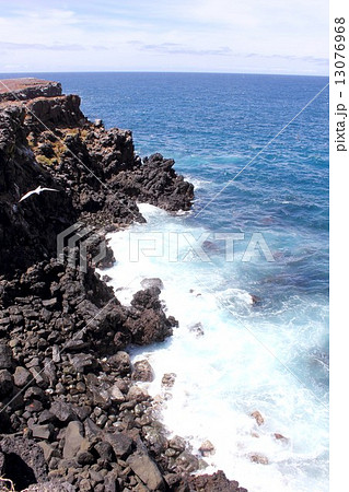 太平洋上に浮かぶ生物進化論の島、ガラパゴス諸島の青く美しい海と火山の島の海岸風景 太平洋上に浮かぶ生物進化論の島、ガラパゴス諸島の青く美しい海と火山の島の海岸風景 13076968
